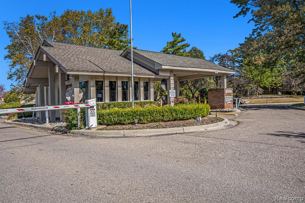 7006 Bridge Way, West Bloomfield, MI — Photo 41