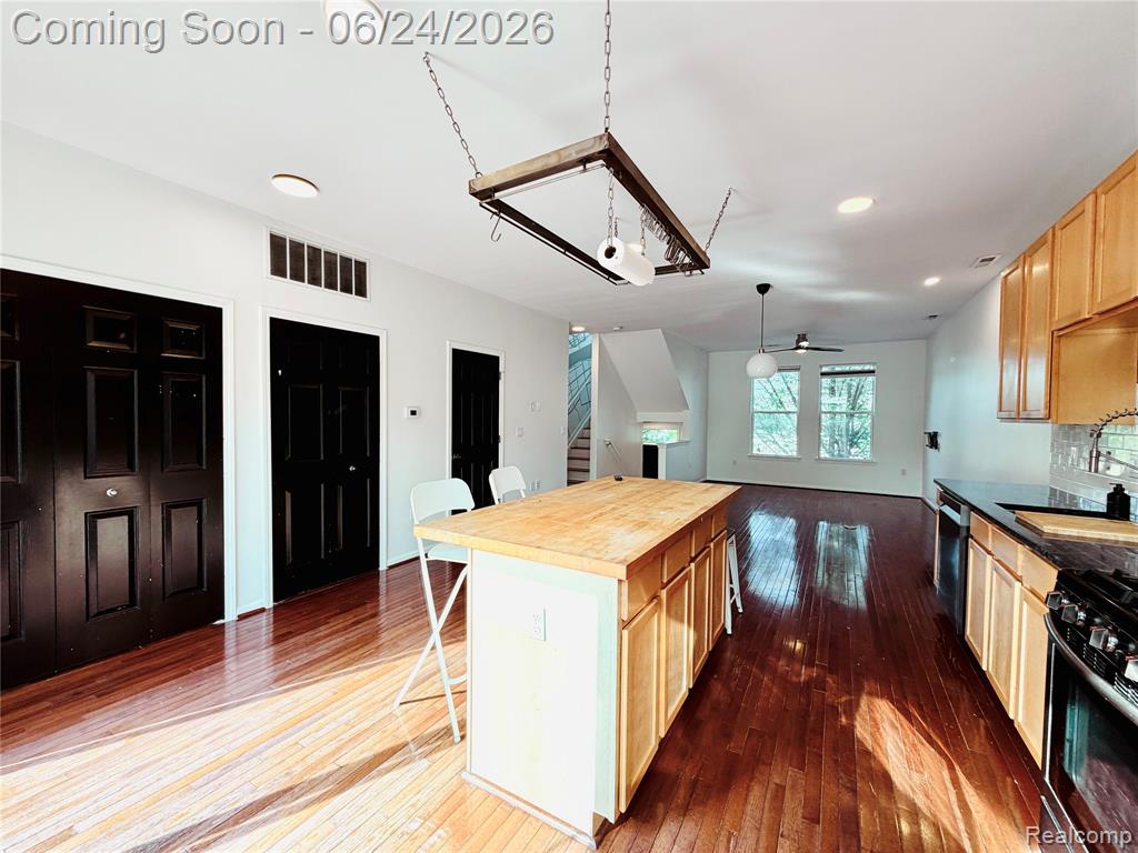 7621 Woodward Avenue, Detroit, MI 48202 — Photo 2