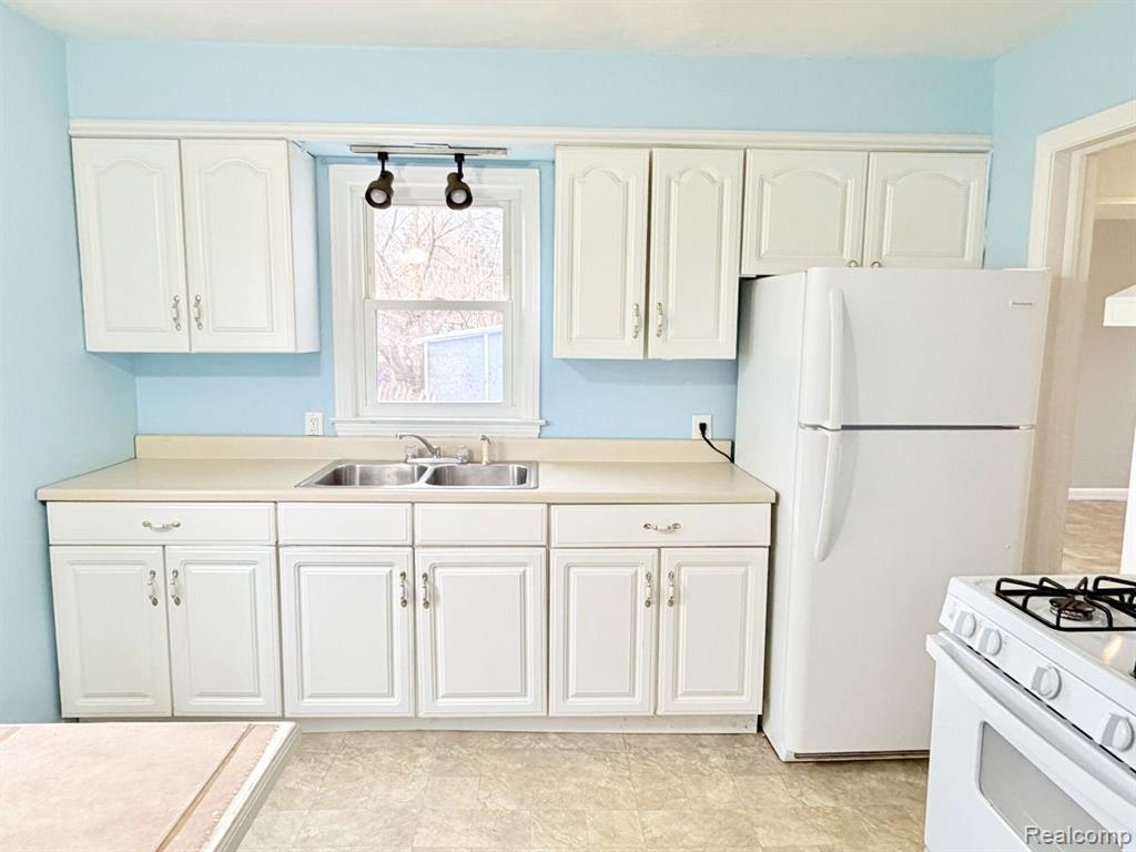 453 Riverside Avenue, Adrian, MI 49221 — Photo 19