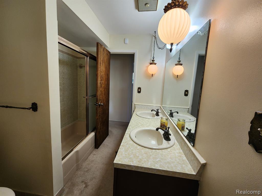 801 WORCHESTER Drive, Fenton, MI 48430 — Photo 16