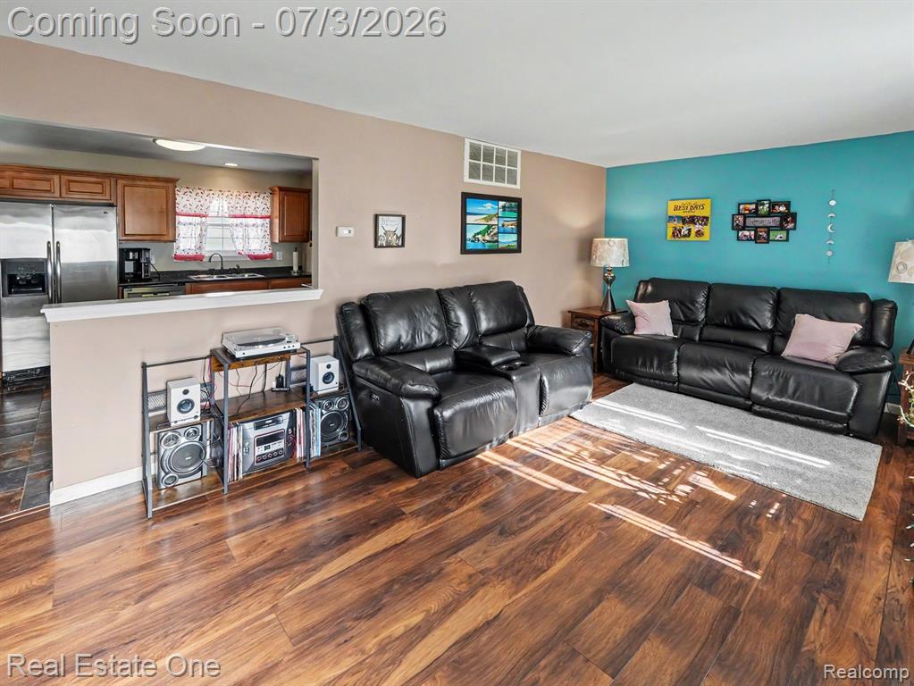 10637 Jackson St, Belleville, MI 48111 — Photo 5