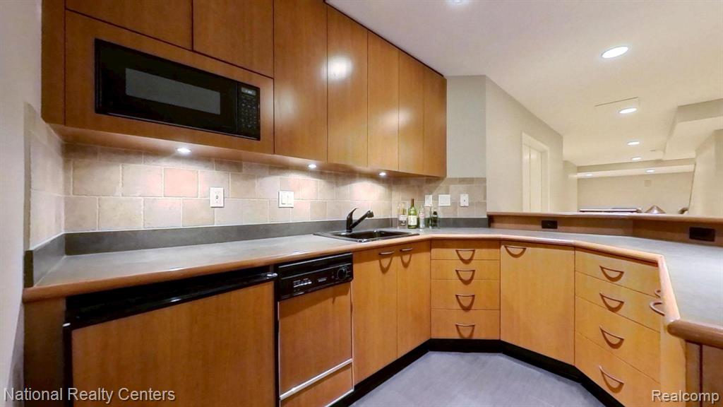 6783 Burtonwood Drive, West Bloomfield, MI — Photo 54