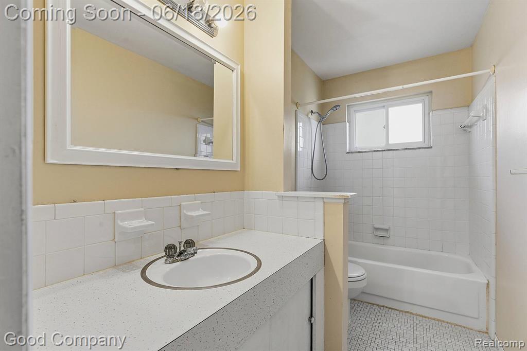 8246 Independence Drive, Sterling Heights, MI 48313 — Photo 14