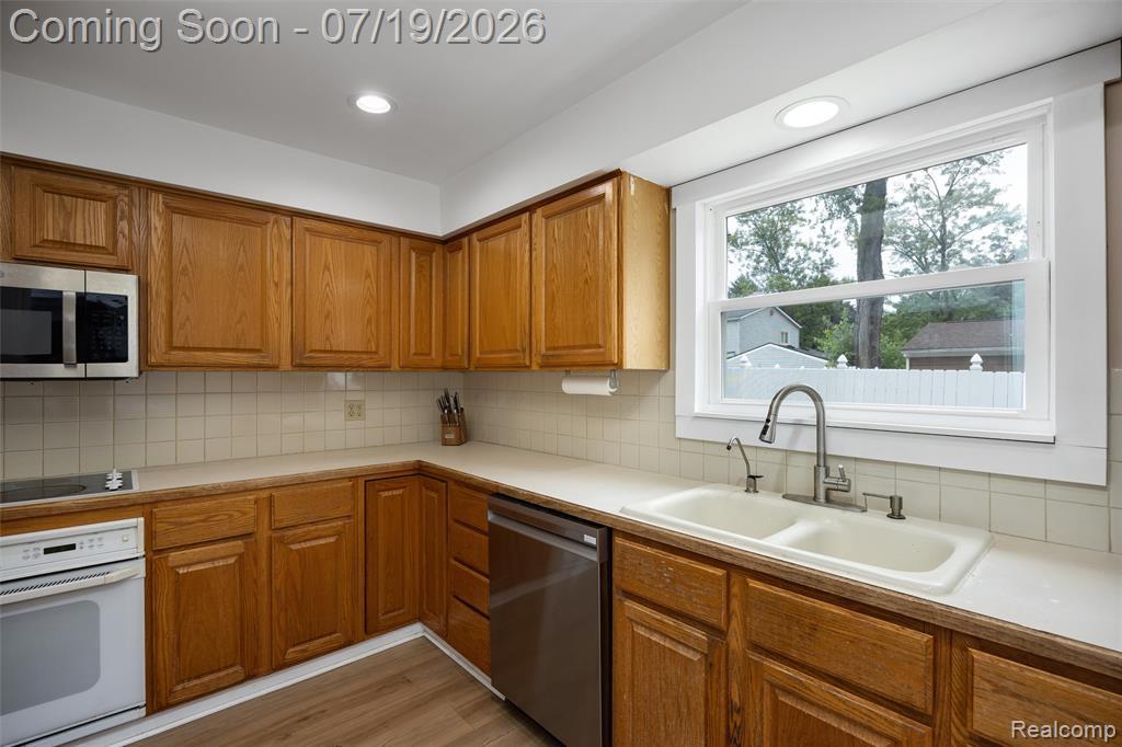 4174 Bunker Avenue, West Bloomfield, MI 48323 — Photo 16