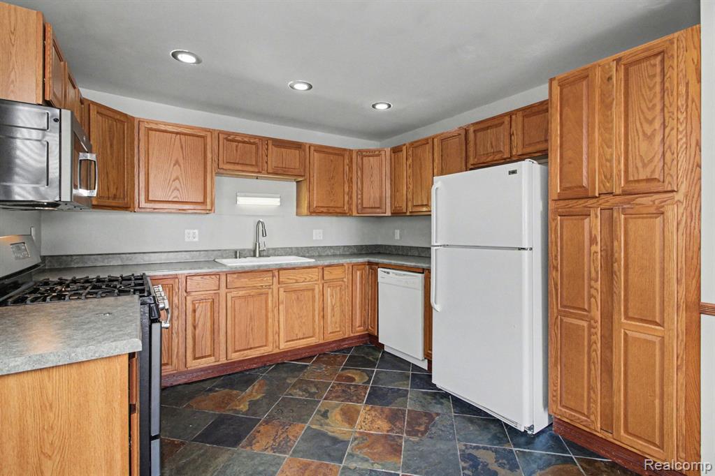 1611 Cass Lake RD Road, C, Keego Harbor, MI 48320 — Photo 11