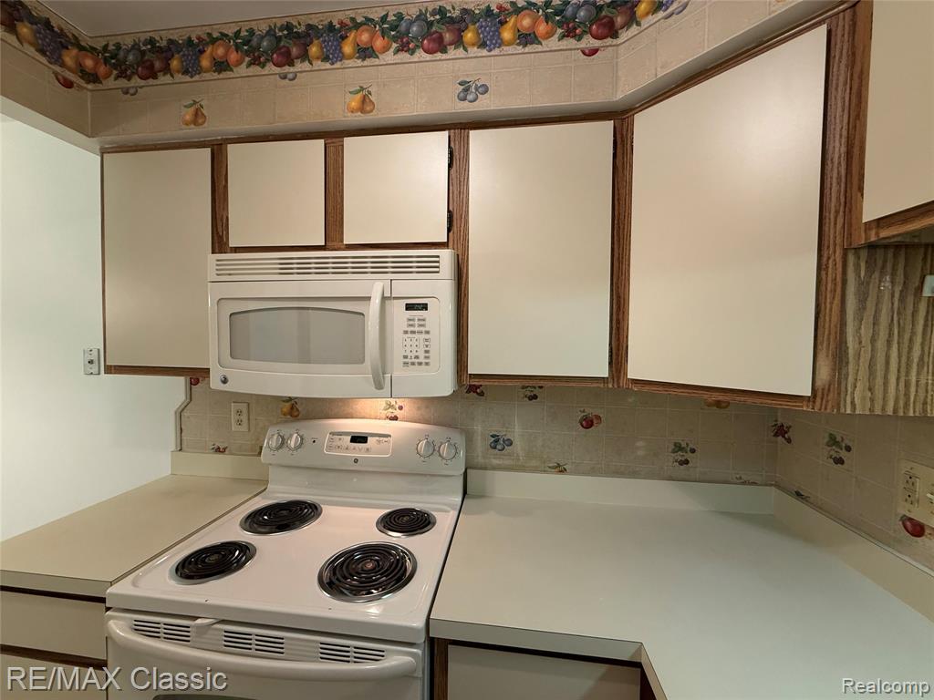 7806 Manor Circle, 103, Westland, MI — Photo 10