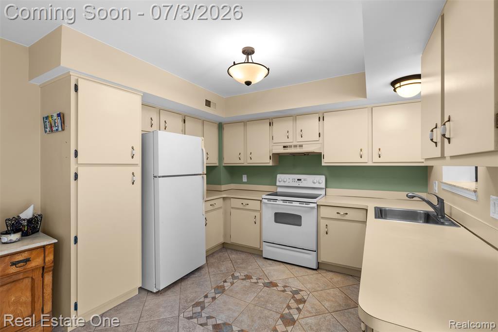 42185 Lochmoor Street, Clinton Twp, MI 48038 — Photo 15