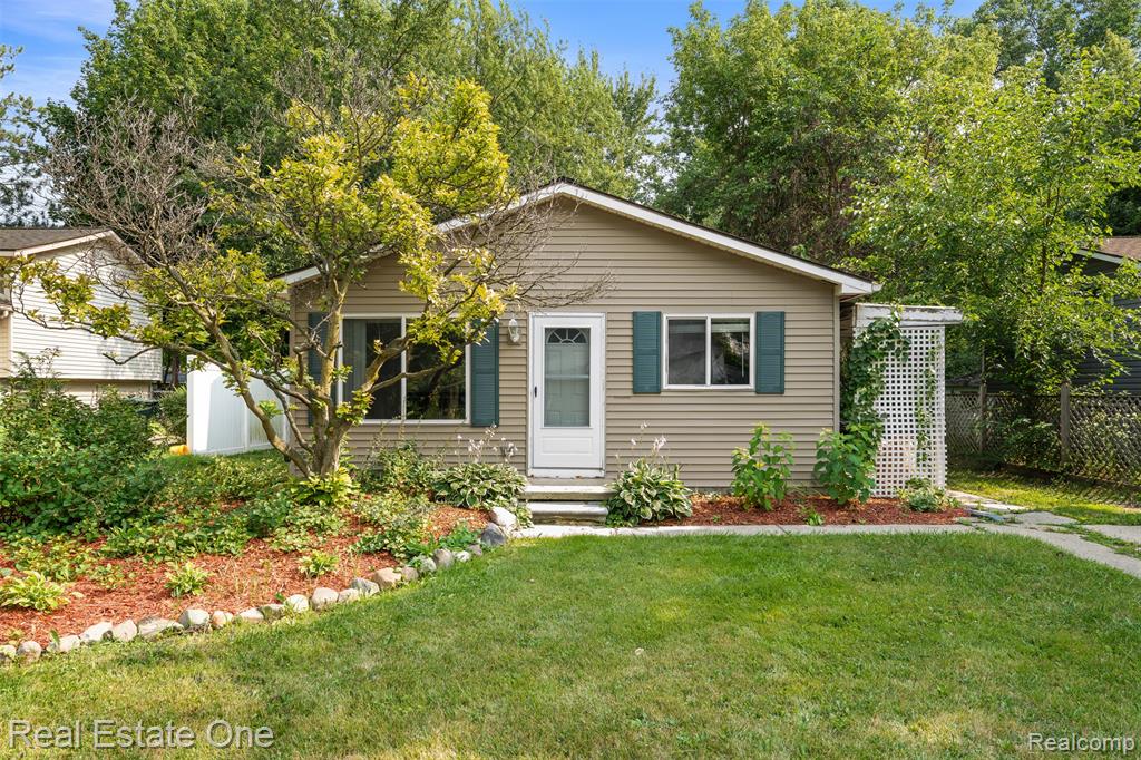 718 Miller Road, Lake Orion, MI 48362
