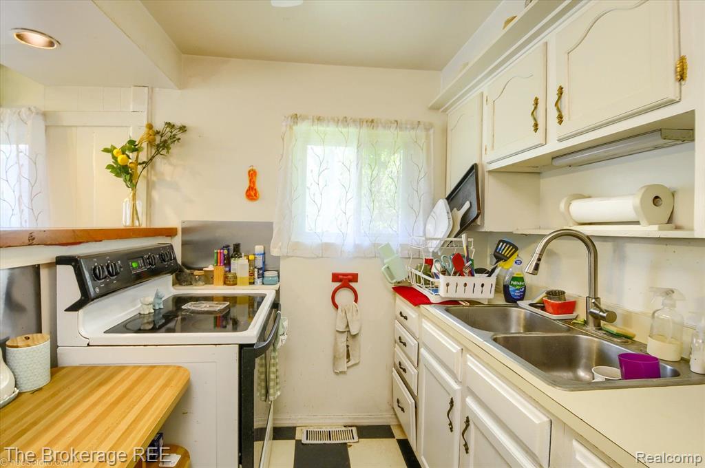 703 CEDARLAWN Road, Waterford, MI 48328 — Photo 18