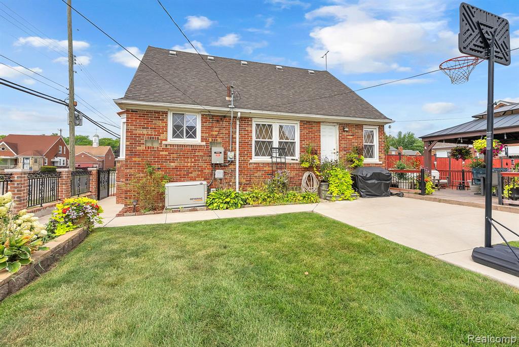8200 Hartwell Street, Detroit, MI 48228 — Photo 31