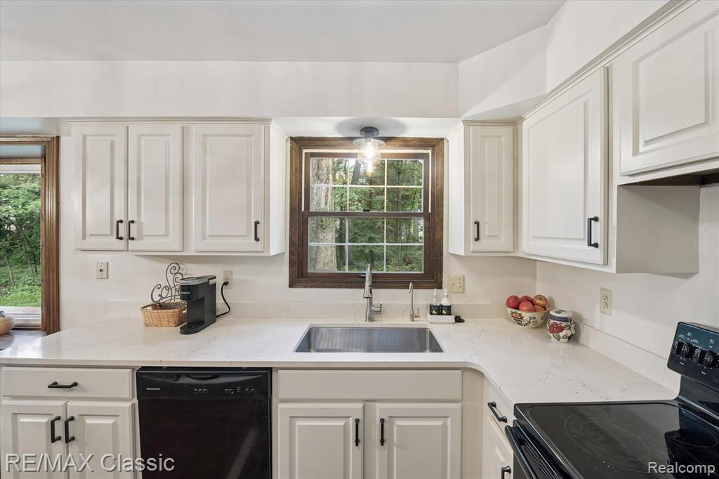 1561 Waters Edge Court, Wixom, MI 48393 — Photo 13