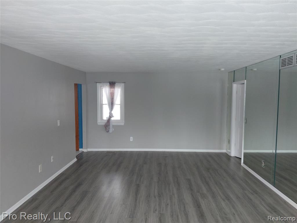 8445 Crestshire Drive, Ypsilanti, MI 48197 — Photo 13