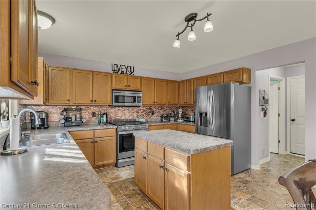 33997 Brownswood Blvd, Rockwood, MI — Photo 12
