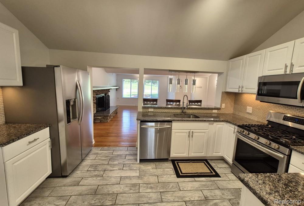 7377 Cooley Lake Road, West Bloomfield, MI 48324 — Photo 12