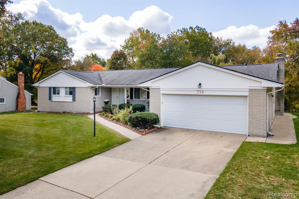 758 Lake Forest Road, Rochester Hills, MI 48309 — front exterior