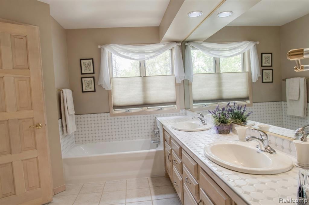 1305 Kings Pointe Road, Grand Blanc, MI 48439 — Photo 70