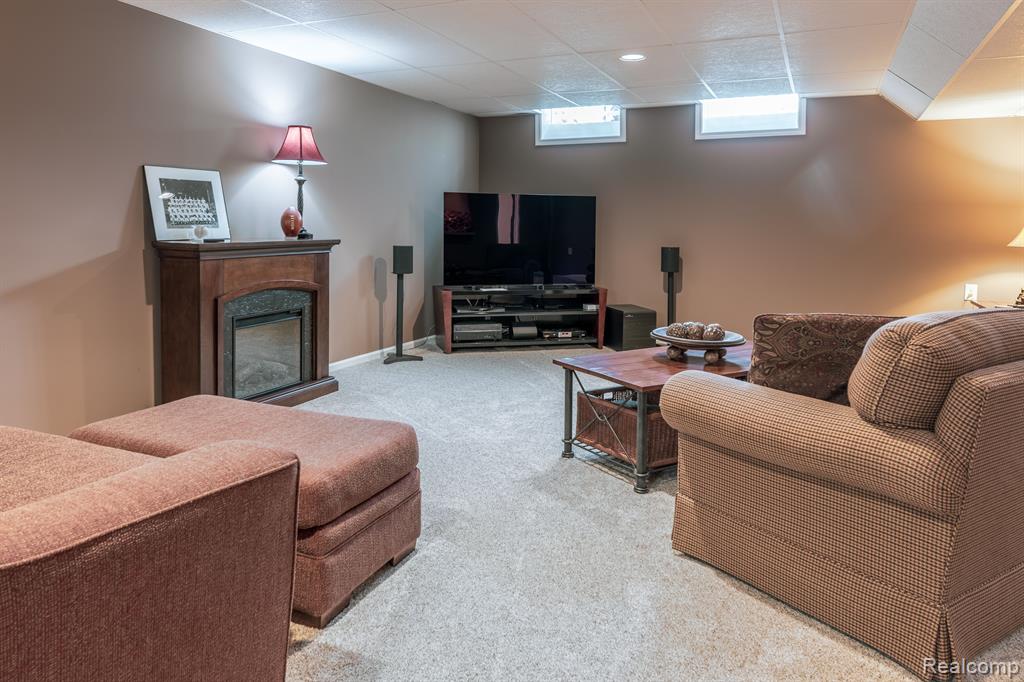 900 DREW Drive, Troy, MI 48098 — Photo 30