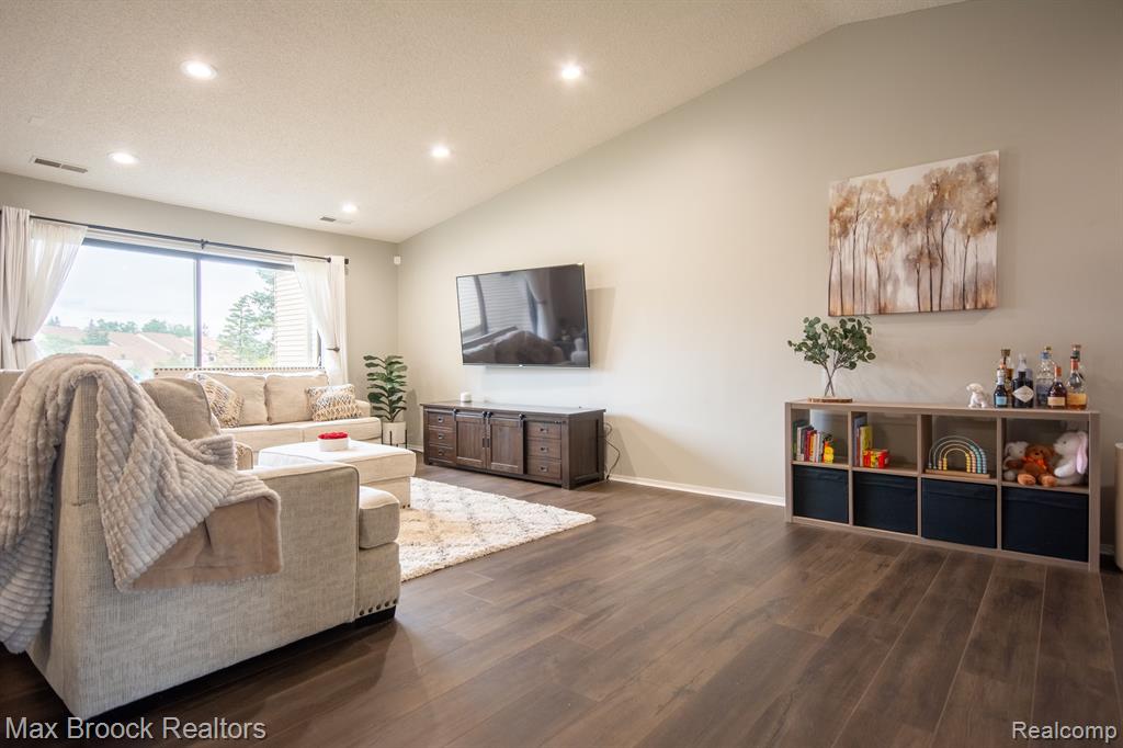 6620 RIDGEFIELD Circle, 204, West Bloomfield, MI — Photo 6