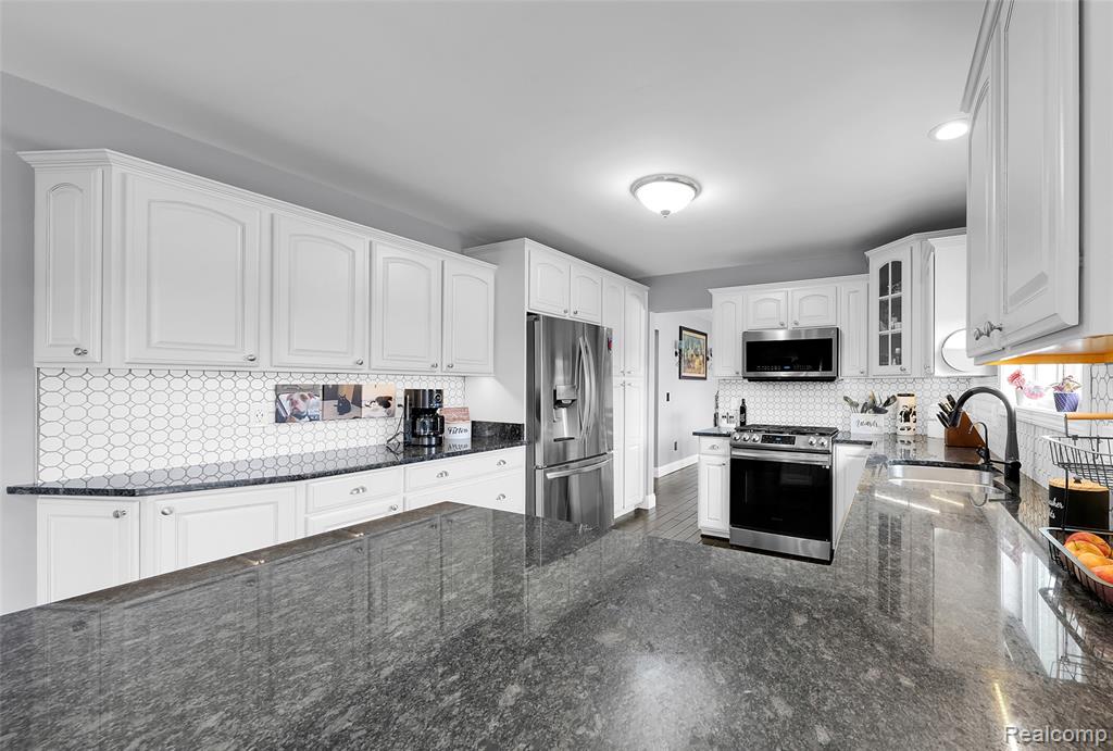 5015 LINDEMERE Drive, Fowlerville, MI 48836 — Photo 14