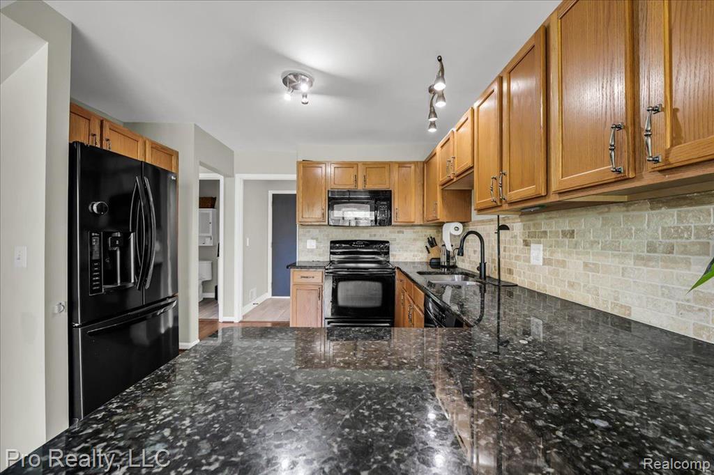863 CALPERNIA, Wixom, MI 48393 — Photo 11
