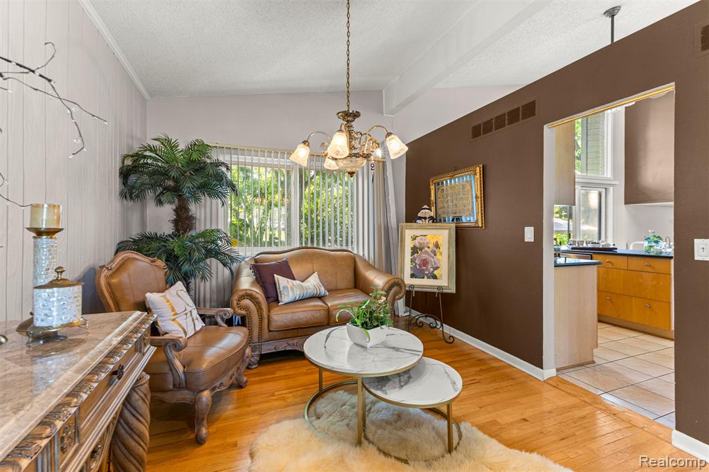 5589 Pembury, West Bloomfield, MI — Photo 16