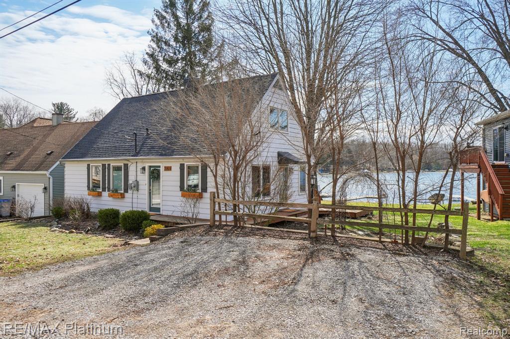3822 Langley Drive, Pinckney, MI 48169 — front exterior