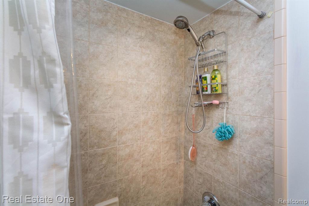 6536 Chatham Circle, Rochester Hills, MI 48306 — Photo 37