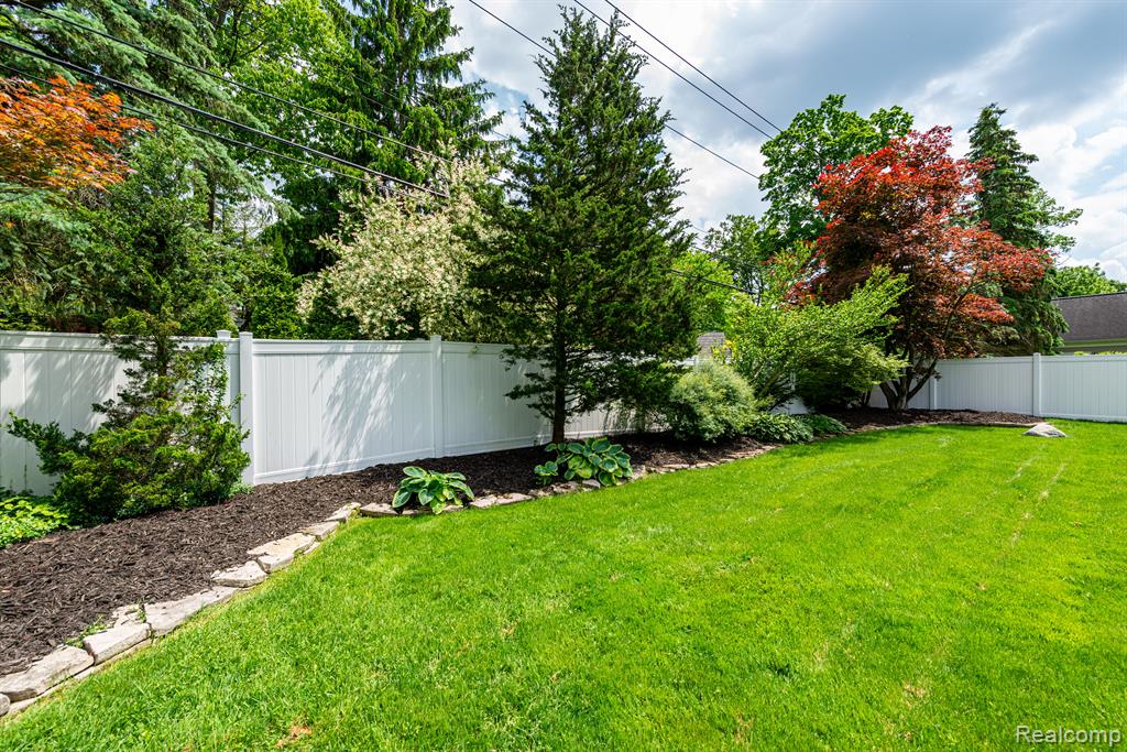 895 S GLENHURST Drive, Birmingham, MI 48009 — Photo 45