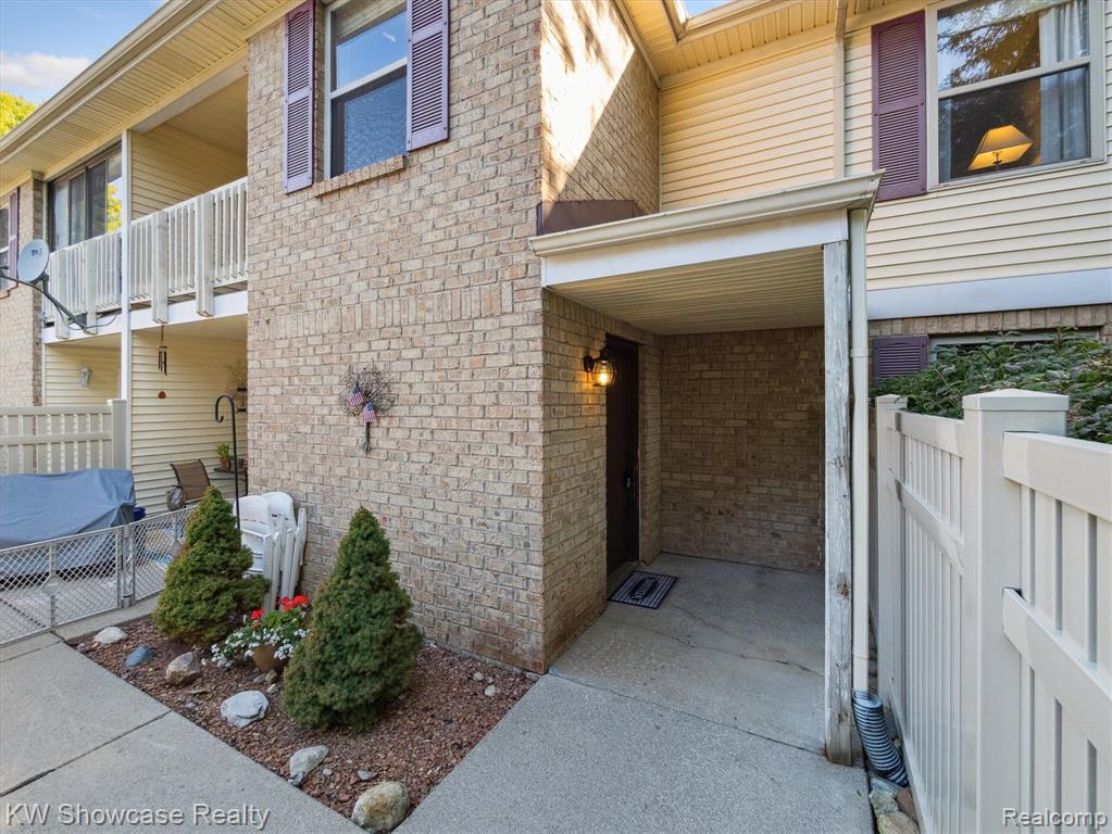 61011 Greenwood Drive, South Lyon, MI 48178 — Photo 2