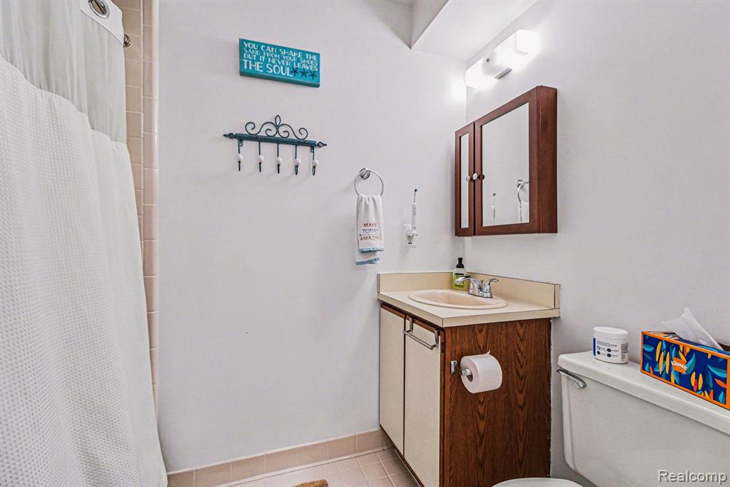 946 Country Club Drive, Saint Clair Shores, MI 48082 — Photo 11