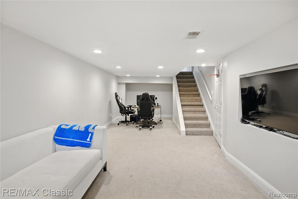 7027 Beverly Crest Drive, West Bloomfield, MI — Photo 21