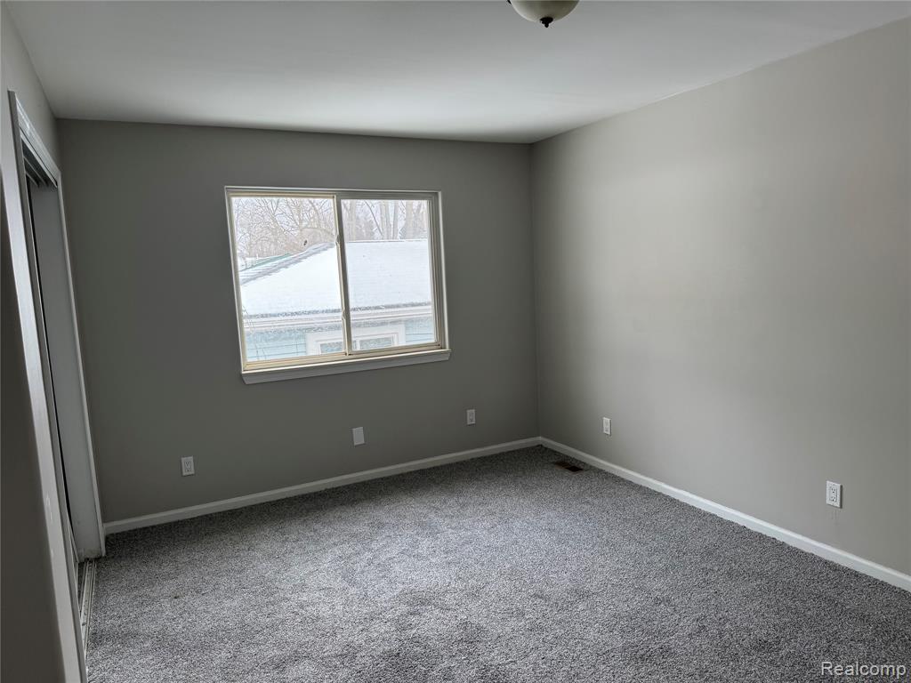 976 Ledyard Street, Waterford, MI 48328 — Photo 11