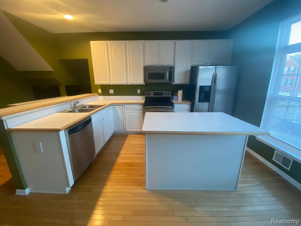 636 CHERRY ORCHARD Road, Canton, MI 48188 — Photo 8