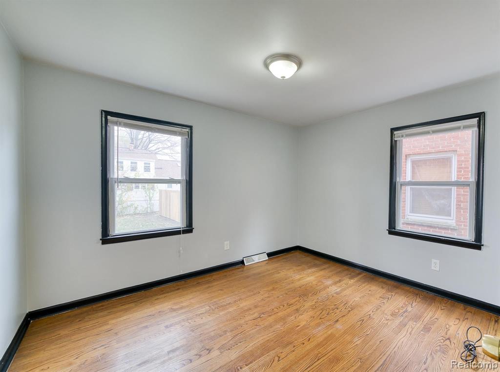 605 E EVELYN Avenue, Hazel Park, MI 48030 — Photo 11