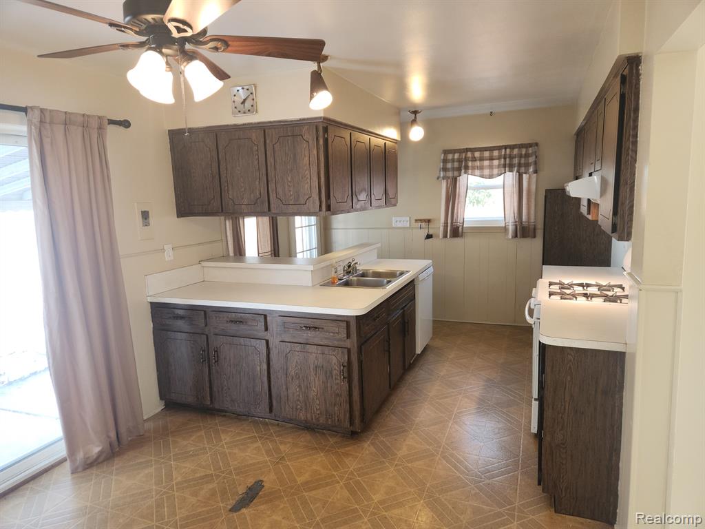 8395 DARLENE Street, Warren, MI 48093 — Photo 13