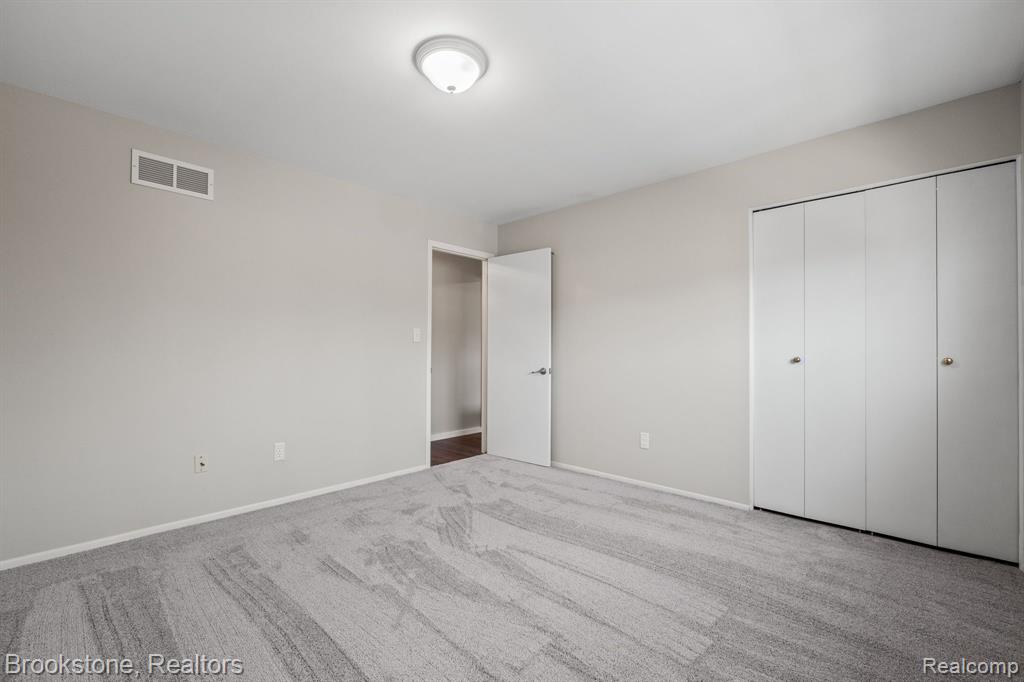 658 E FOX HILLS Drive, Bloomfield Hills, MI 48304 — Photo 18