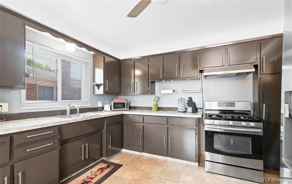8484 BERWYN Street, Dearborn Heights, MI 48127 — Photo 9