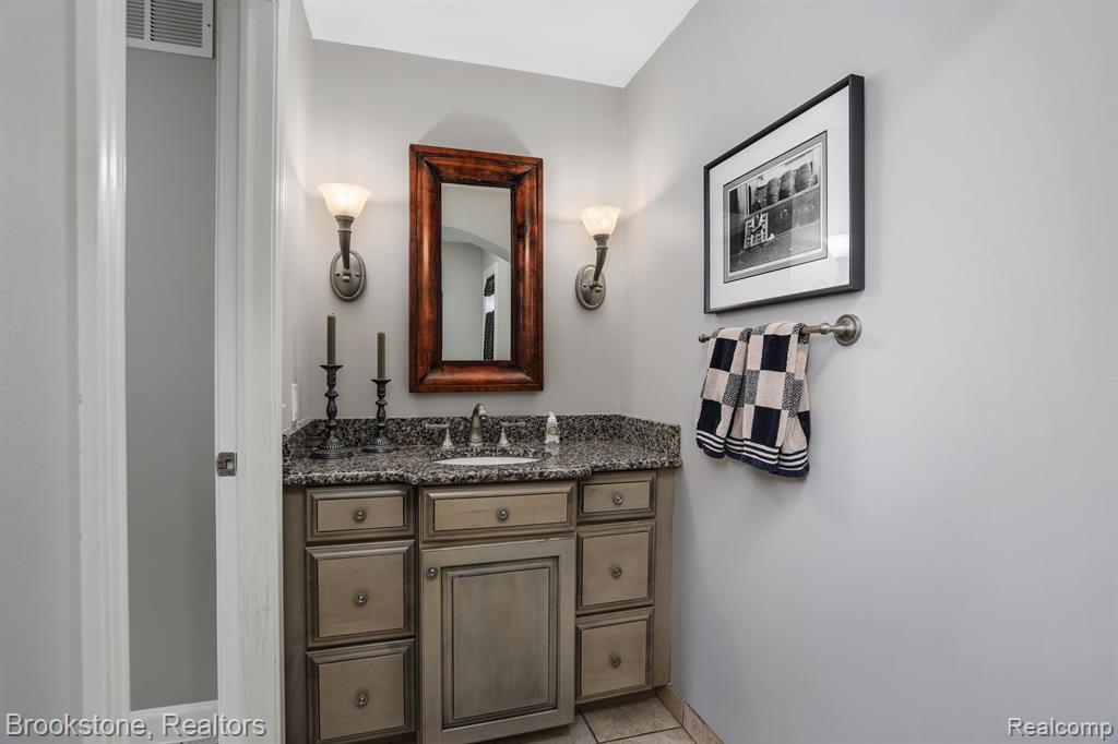 7585 LILAC Court, West Bloomfield, MI 48324 — Photo 19