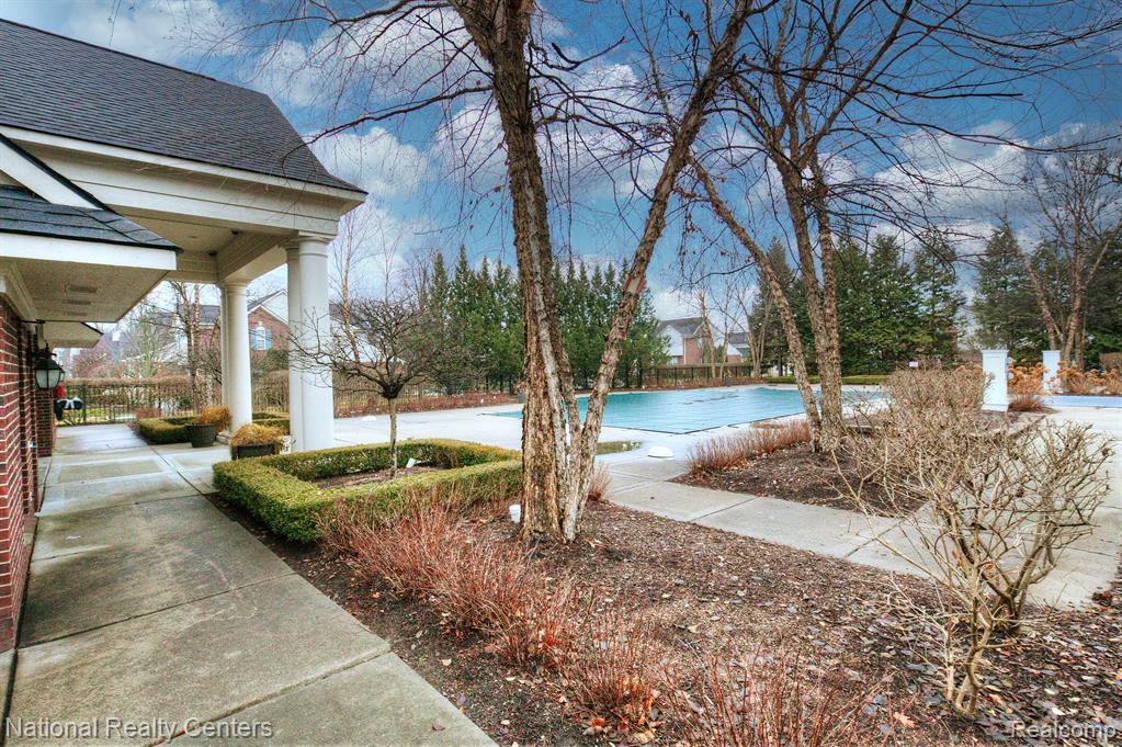 6104 JASMINE Drive, Walled Lake, MI 48390 — Photo 34