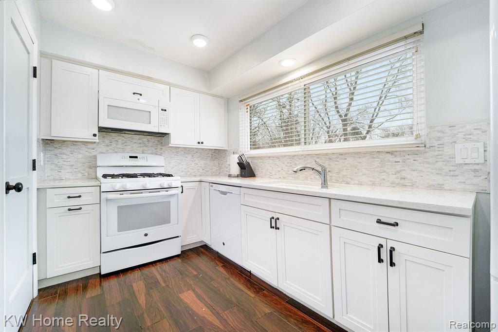 47247 BARTLETT Drive, Canton, MI 48187 — Photo 19