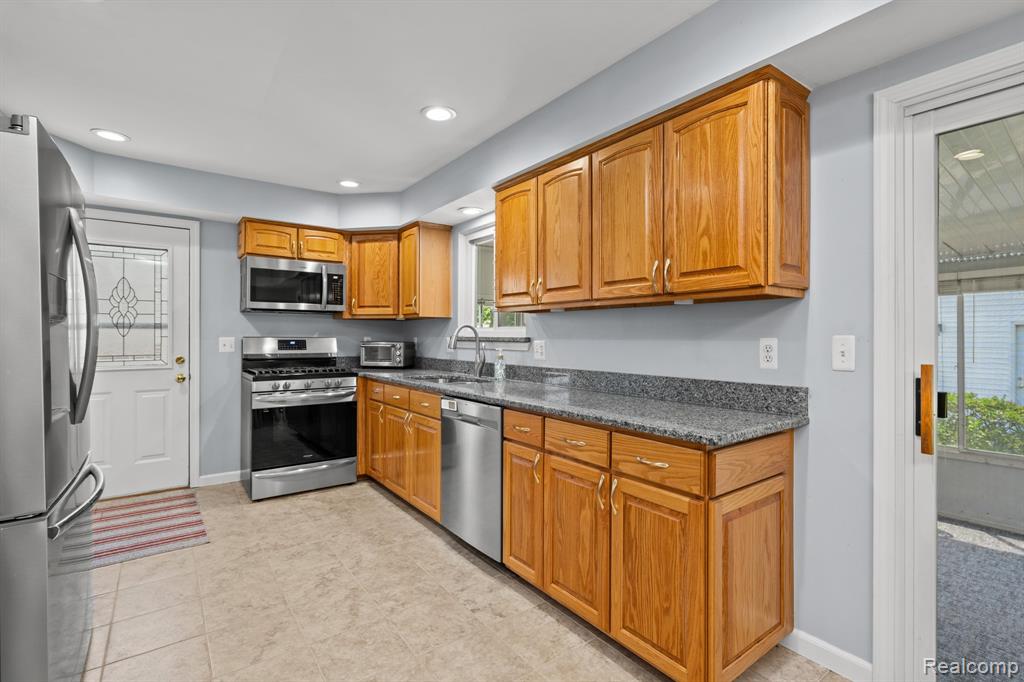 43057 Bond Court, Sterling Heights, MI 48313 — Photo 35