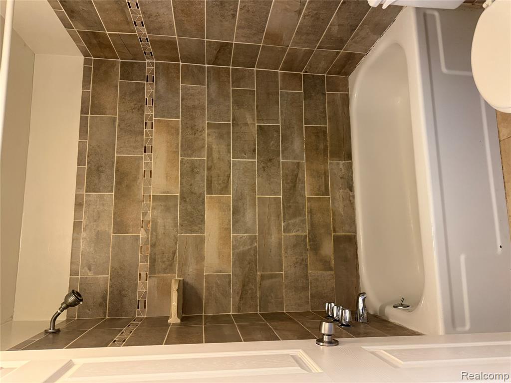 28404 Longmeadow Lane, Brownstown, MI 48183 — Photo 15