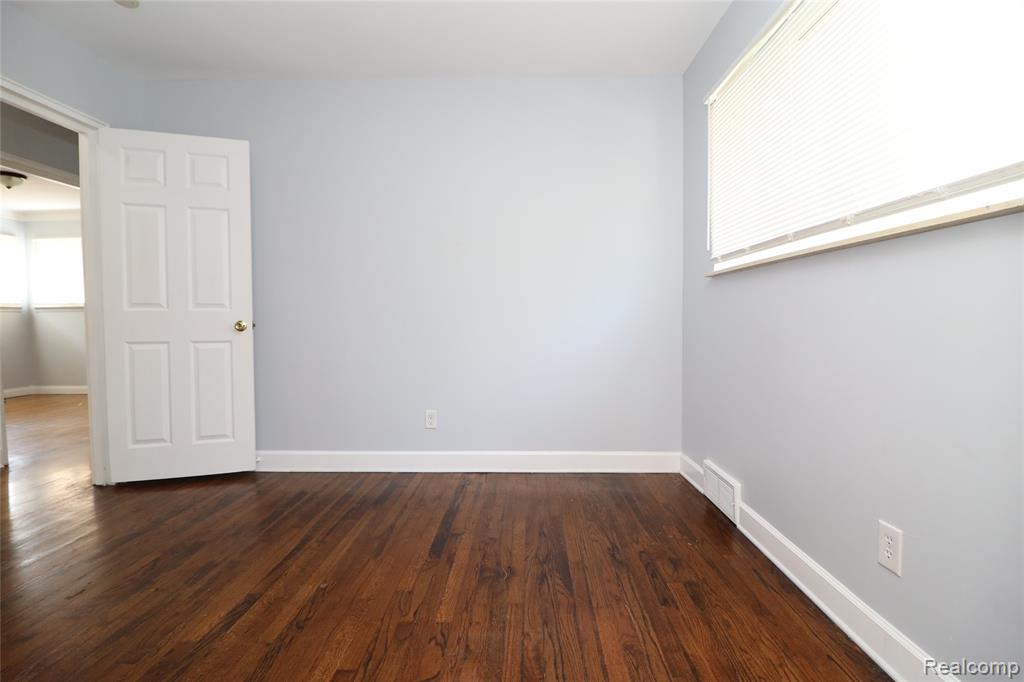 8555 Berwyn, Dearborn Heights, MI 48127 — Photo 25
