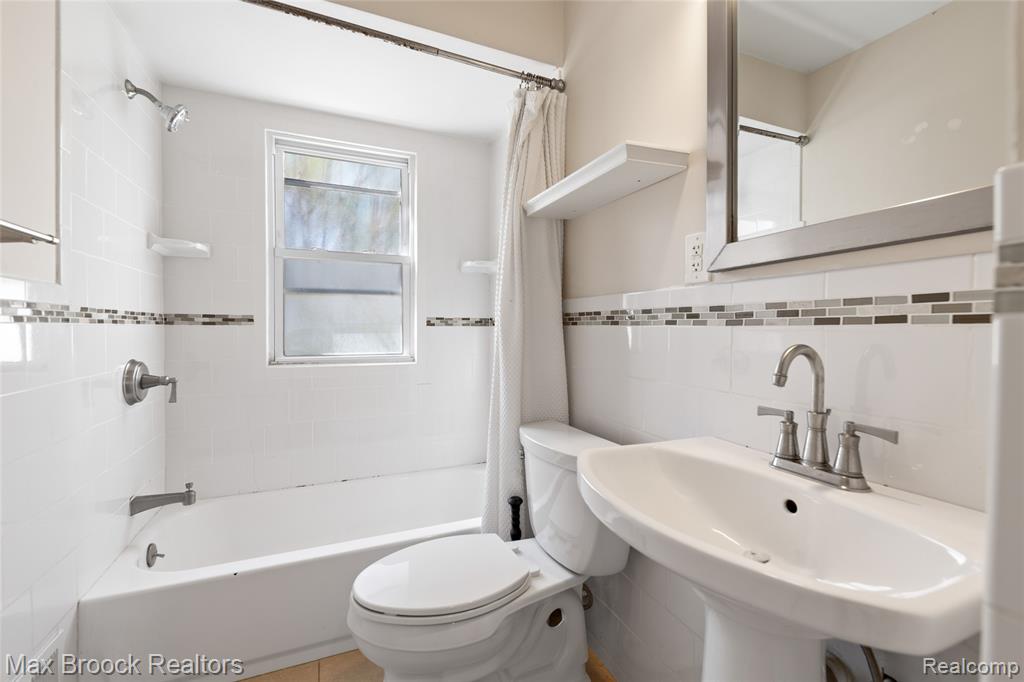 450 E MAPLEHURST Street, Ferndale, MI 48220 — Photo 6