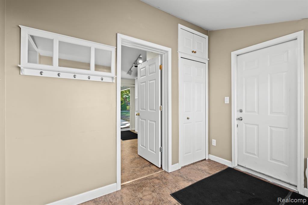 8946 OPORTO Street, Livonia, MI 48150 — Photo 26