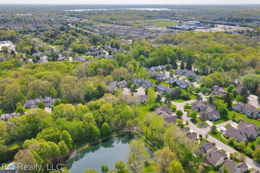 863 CALPERNIA, Wixom, MI 48393 — Photo 40