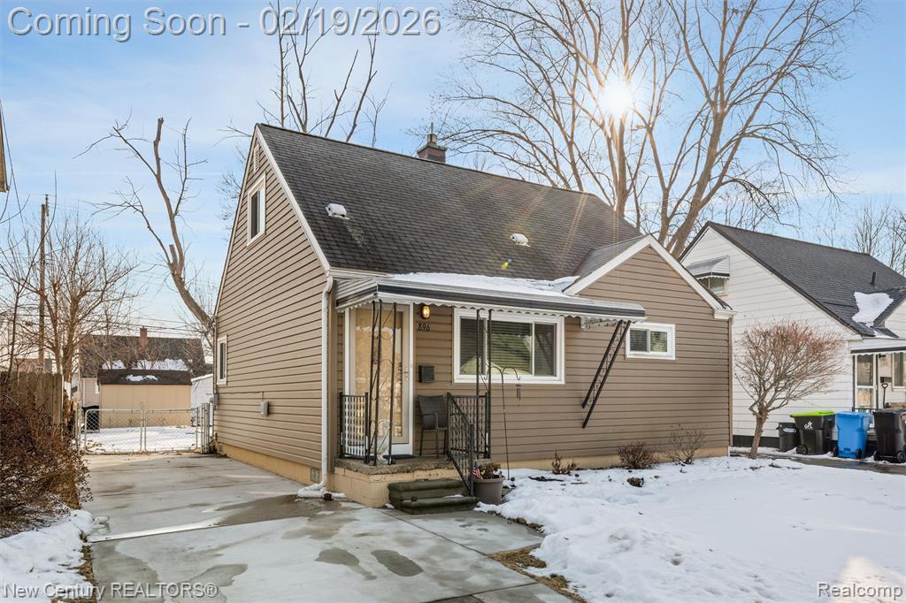 896 E Dallas Avenue, Madison Heights, MI 48071 — Photo 2