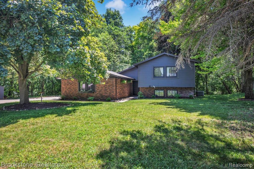 5067 Algonquin Boulevard, Clarkston, MI 48348 — Photo 2