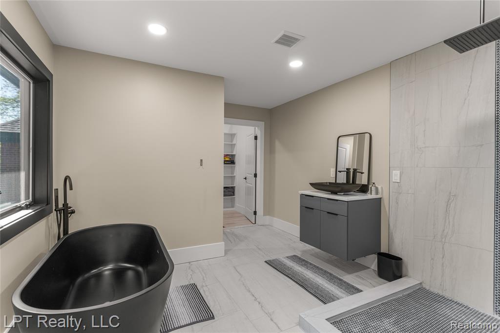5029 Forest Valley Drive, Clarkston, MI 48348 — Photo 56