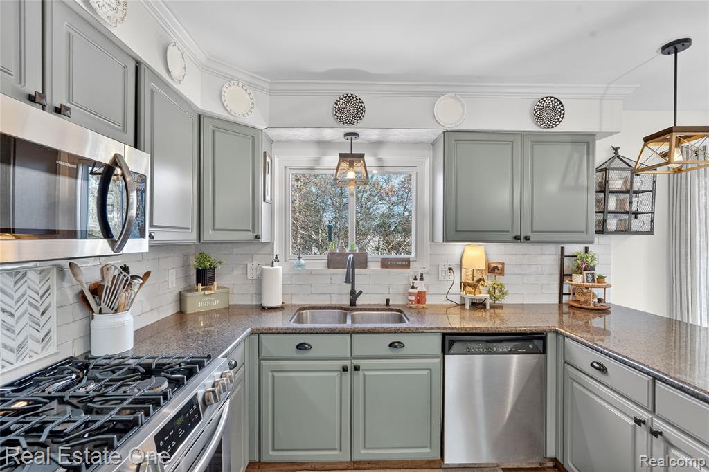 564 Dorchester Way, Milford, MI 48381 — Photo 14